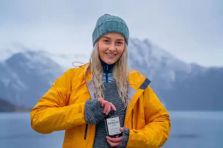 Bilde av Adrienne som holder en boks Romega