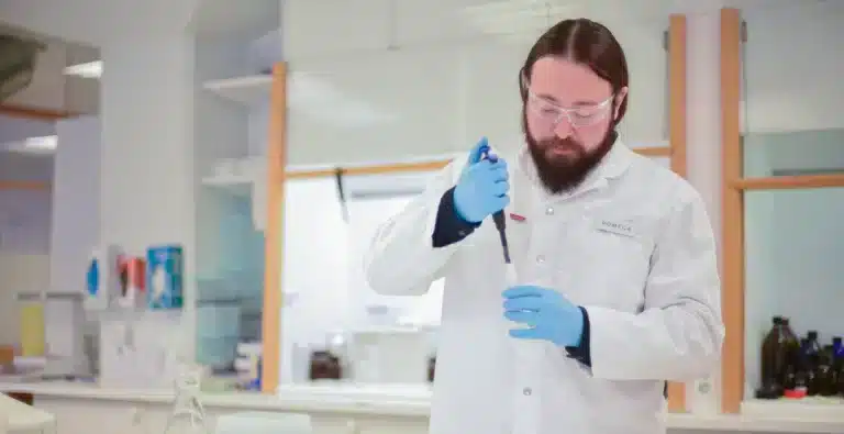 Bilde av en forsker på labben i Ørsta